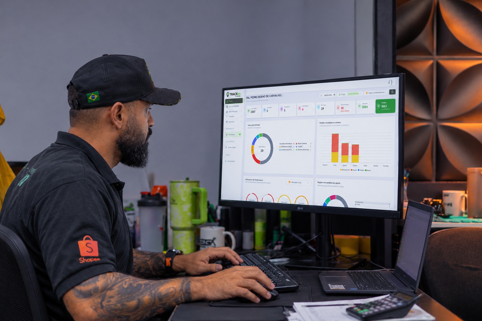 Operadora da ChegaLog bipando pacotes flex com leitor de código de barras