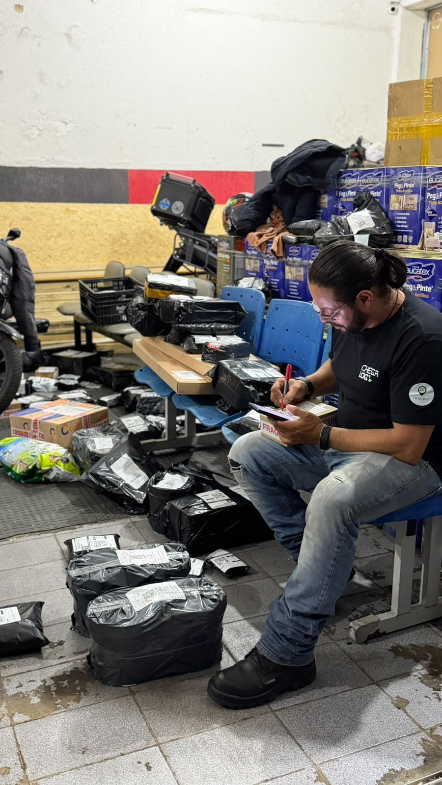 Entregador da ChegaLog registrando informações de um pacote